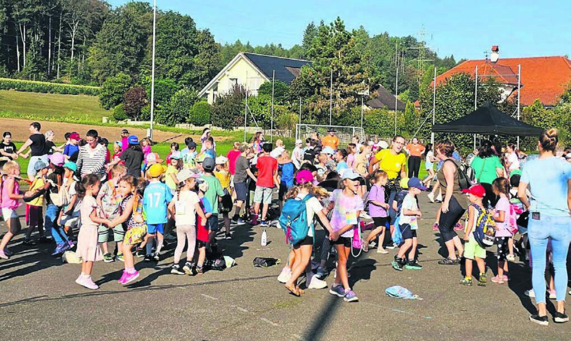 Beim Start zum abwechslungsreichen Jugendfesttag haben die Kinder und Jugendlichen ausgelassen getanzt. Bilder: Sabrina Salm / zg
