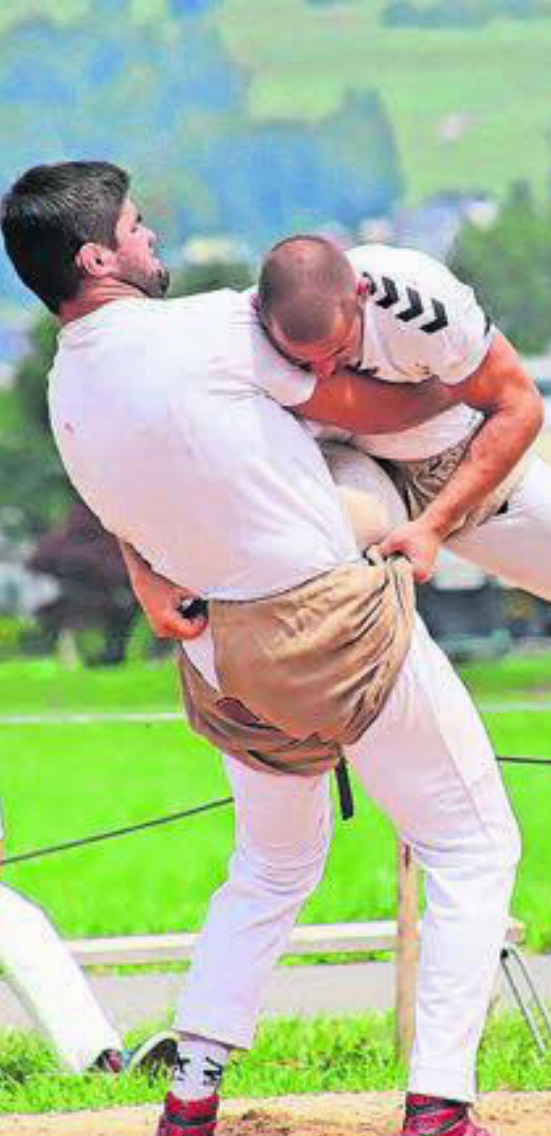 Joel Meier (rechts) blieb im Schlussgang am St. Galler Nationalturntag in Benken chancenlos gegen den Zürcher Jeremy Vollenweider. Bild: wr - Das Bild wird blockiert. – Möglicherweise durch einen aktiven Adblocker.