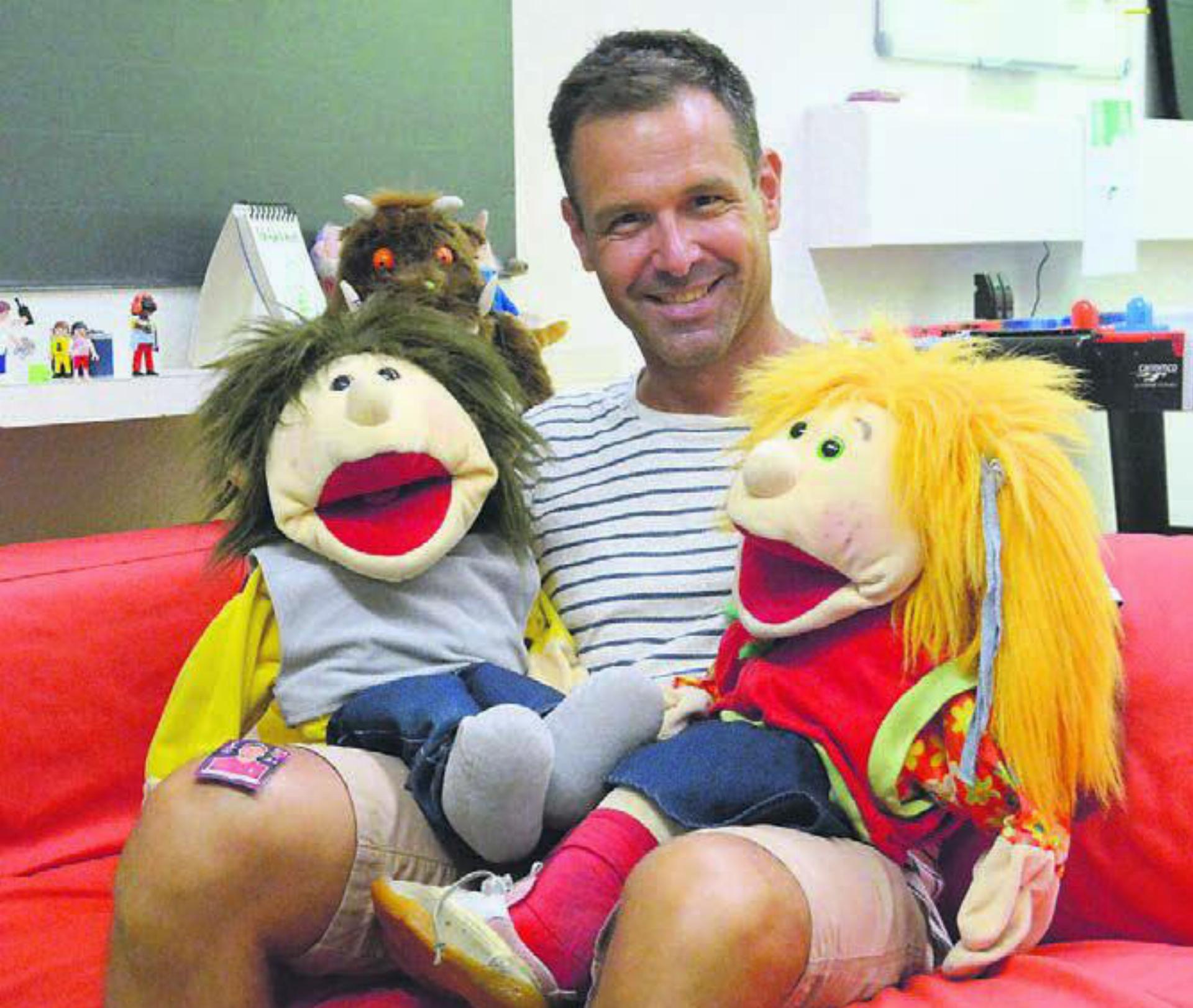 Wie man einen Konflikt löst, das lehrt Schulsozialarbeiter Martin Schneider mit den Handpuppen Hannah und Marci. Bild: Celeste Blanc - Das Bild wird blockiert. – Möglicherweise durch einen aktiven Adblocker.