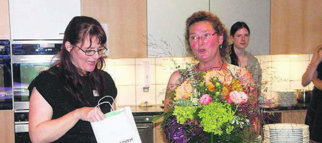 Caroline Markwalder (links) überreicht Heike Knemeyer einen Blumenstrauss und Gutscheine. Bild: vb
