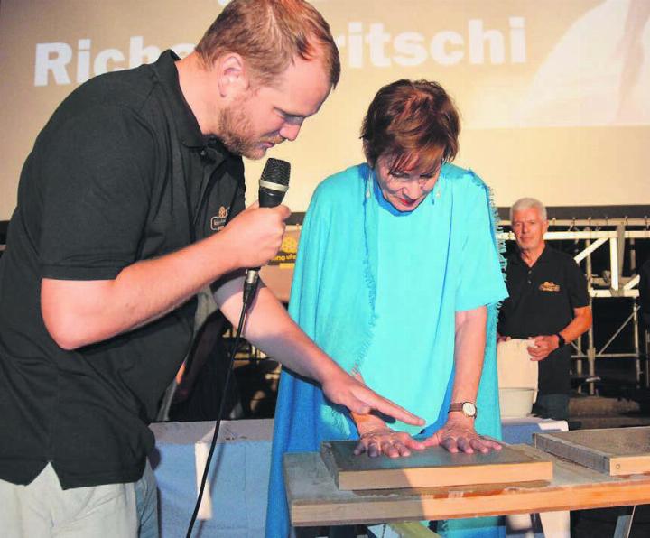 Jacqueline Fritschi-Cornaz durfte ihre Handabdrücke für die «Wall of Fame» hinterlassen unter Anleitung von «KUD»-Präsident Stefan Meienberg. Bild: Roger Wetli