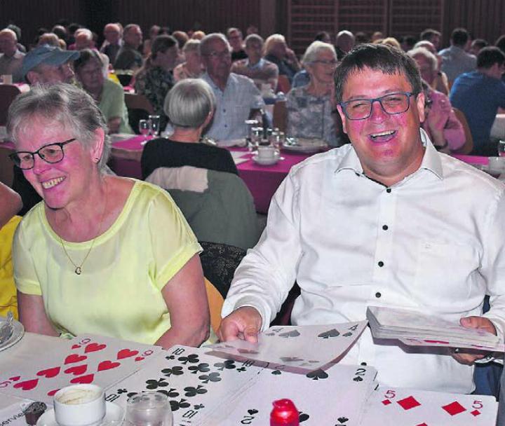 Egal ob kleine oder grosse Spielkarte: Jede Bürgerin und jeder Bürger in der Schweiz habe die gleichen Rechte. Bild: eob