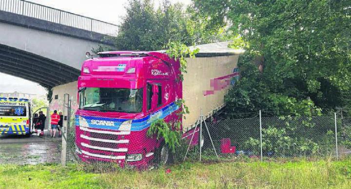 Unsanfte Landung: Der LKW kam vor dem Ferro-Gelände zum Stehen. Bild: pz