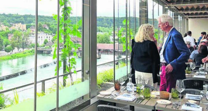 Die neu gestaltete Terrasse mit herrlichem Blick auf die Reuss bis hinunter zur Reussbrücke. Stadtammann Raymond Tellenbach (rechts): «Der Erhalt des Restaurants – ein Glück für uns alle!»