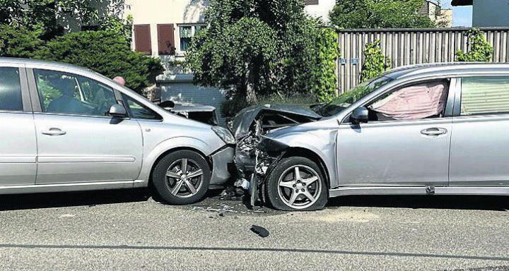 Beide Autos sind nicht mehr zu retten. Bild: pz