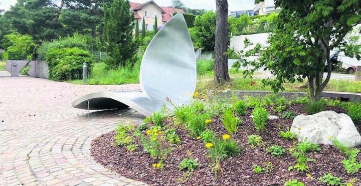 Zeitlos schön, die Skulptur von Josef Staub. In Dietikon sind noch einige weitere Objekte des Künstlers zu finden. Bild: sab