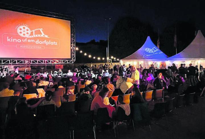 Open-Air-Kino auf dem Dorfplatz in Rudolfstetten darf auf 25 Jahre zurückschauen. Das Organisationsteam freut sich das Jubiläumsjahr gemeinsam mit vielen Kinobesuchern zu erleben. Bild: Archiv
