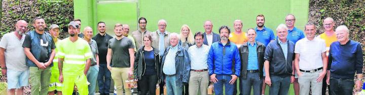 Ein Gruppenbild vor dem neu sanierten Reservoir Hofor in Eggenwil. Die Eggenwiler Gemeindebehörde sprach allen Beteiligten ihren Dank für die erbrachten Leistungen aus. Bild: tre
