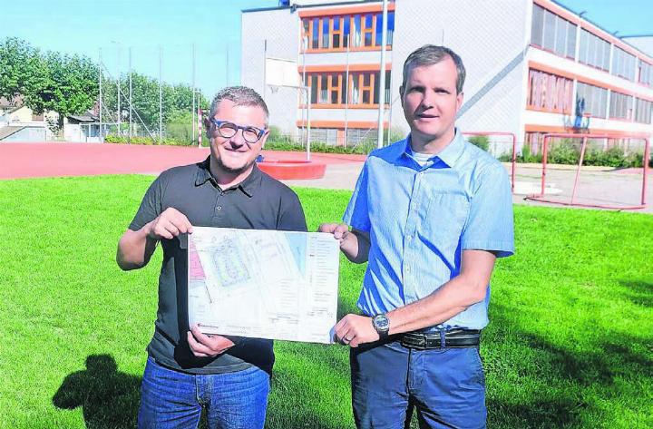 Stadtrat Daniel Sommerhalder (l.) und Bauabteilungsleiter Stefan Walder (r.) auf der Wiese, auf der in wenigen Wochen die neue Pumptrack-Anlage Bremgartens erstellt wird. Bild: Marco Huwyler