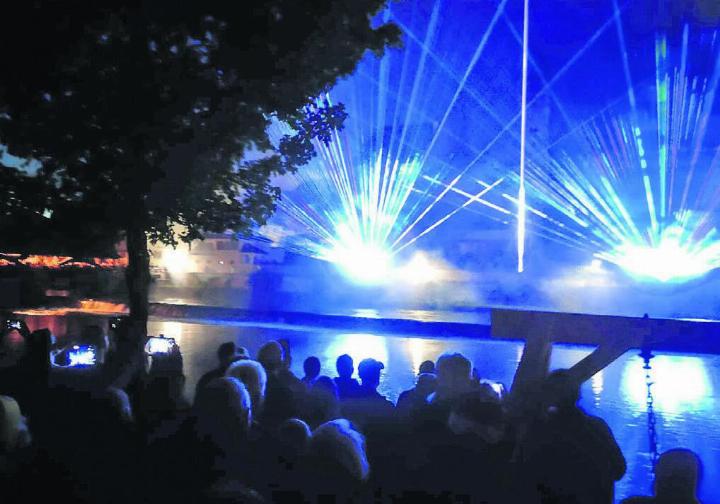 Am Reussufer vor dem Casino versammelten sich zahlreiche Schaulustige, um der grossen Bremgarter Lasershow beizuwohnen. Bilder: Marco Huwyler