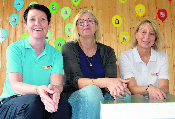 Gemeinsam mit Beatrice Hintermann, Präsidentin des Vereins Kinderbetreuung Mutschellen (Mitte), blicken die Co-Krippenleiterinnen Susi Pfyl (rechts) und Barbara Hard Egger auf die Anfänge und die Entwicklung der Kinderkrippe Momo zurück. Bild: Sabrina Salm