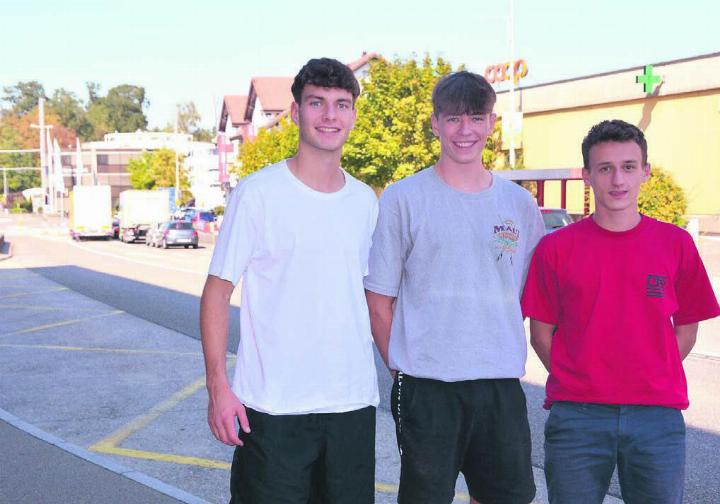 Die Maturarbeit von Robin Trümpy, Nicholas Mörker und Jan Werder (von links) handelt über die raumplanerische und allgemeine Entwicklung des Mutschellens. Schwerpunkt ist auch die Mutschellen-Kreuzung (im Hintergrund). Bild: Sabrina Salm