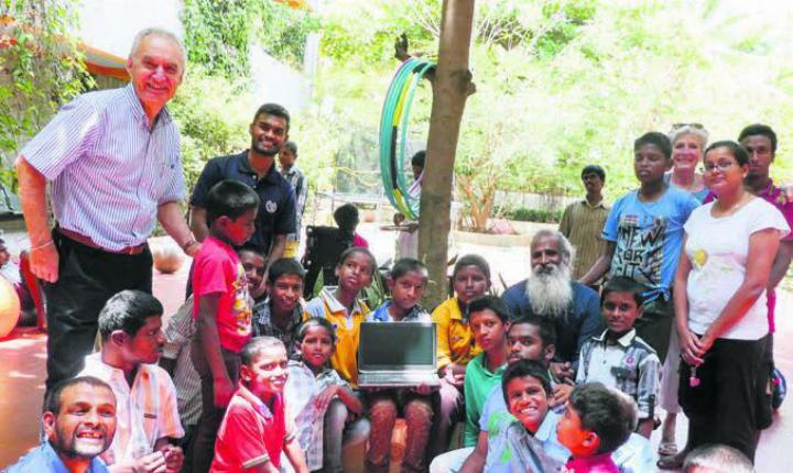 «Labdoo»-Schweiz-Ableger-Gründer Frank Geisler (links oben) besuchte schon mal Laptop-Empfänger in Indien. Bilder: zg / Roger Wetli