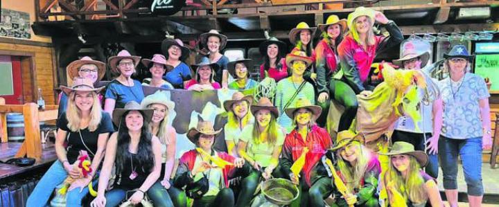 Die Turnerinnen des Damenturnvereins Fischbach-Göslikon versuchten sich als Cowgirls und meisterten spannende Disziplinen. Bild: zg