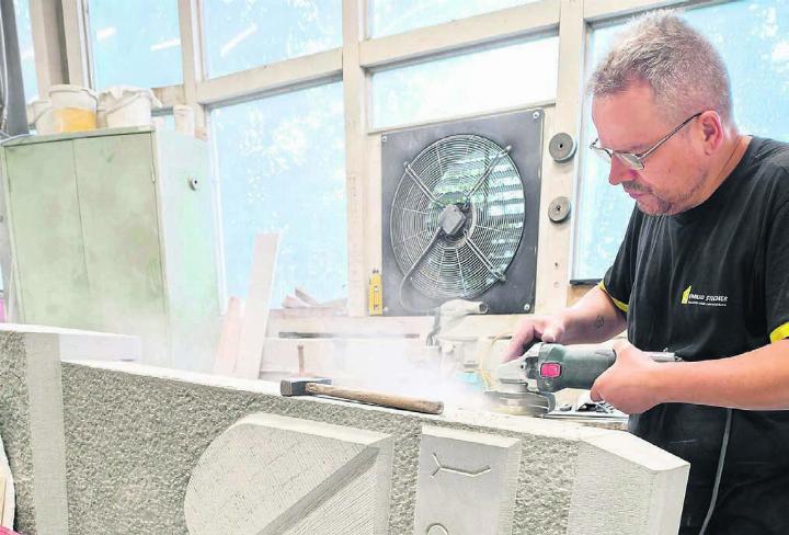 Das Grenzstein-Duplikat wurde in Root hergestellt. Der Kulturverein Berikon hat die Nachbildung in Auftrag gegeben. Es wird in Berikon aufgestellt werden. Bilder: zg