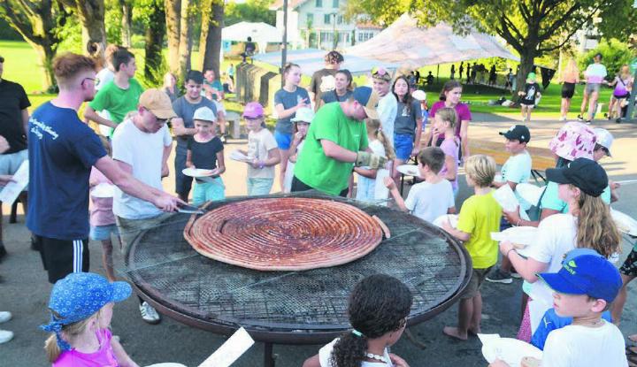 Bereit zum Verzehr: Die Rekord-Bratwurst zum Jublatag in Muri. Bild: tst