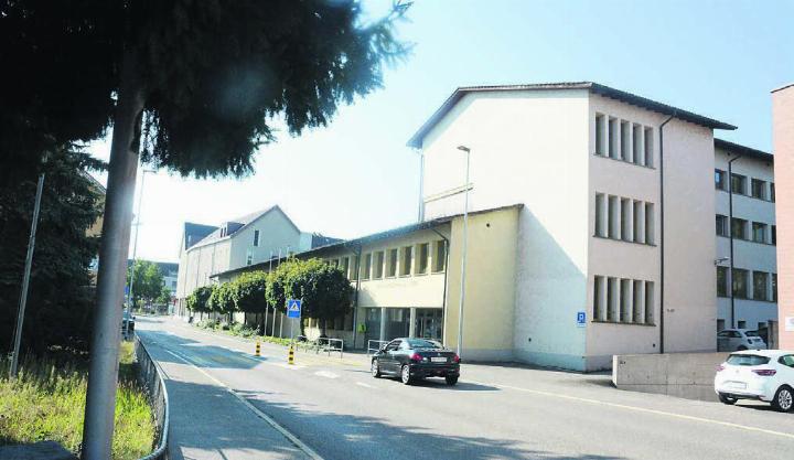 Mitten im Zentrum gelegen, bietet das Schulhaus Dorf samt Mehrzweckhalle viele Möglichkeiten der Nutzung. Falls denn das Areal tatsächlich nicht mehr für eine schulische Nutzung verwendet wird. Bild: Chregi Hansen