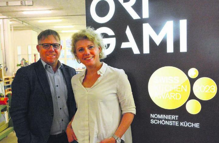 Für Inhaber Adrian Bernhard und Marketingleiterin Daniela Meier bedeutet die Nomination vor allem eins: «Es ist eine Wertschätzung an die Arbeit aller Beteiligten.» Bilder: Celeste Blanc / zg