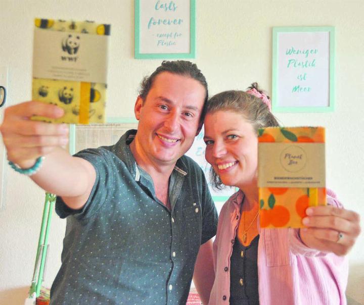 Sie haben auf die Bienenwachstücher vetraut und feiern Erfolg damit: Mischa Russo und Andrina Bräm. Bild: Annemarie Keusch