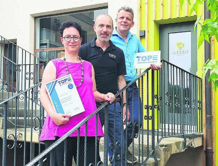 Carole Fischer Heggli und Rainer Heggli (rechts) freuen sich über über Zertifikat. Neben der Heggli Gartenbau GmbH wurden auch der Berger Gartenbau sowie die Gärtnerei Huber als TOP-Ausbildungsbetrieb zertifiziert. Bild: zg