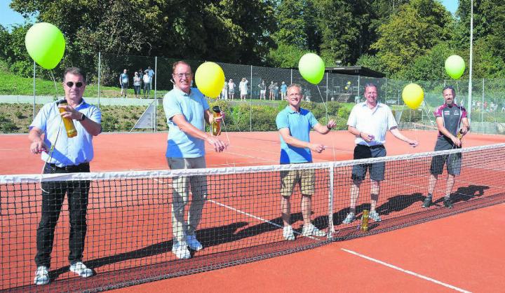 Sie eröffneten den vierten Tennisplatz: (v. l.) Dominik Widmann, Gemeinderat von Oberwil-Lieli, Peter Spring, Gemeindeammann von Widen, Tennisclub-Mutschellen-Präsident Frank Briedé, Sascha Käppeli, Gemeinderat von Rudolfstetten-Friedlisberg, und Stefan Bossard, Gemeindeammann von Berikon. Bilder: Roger Wetli