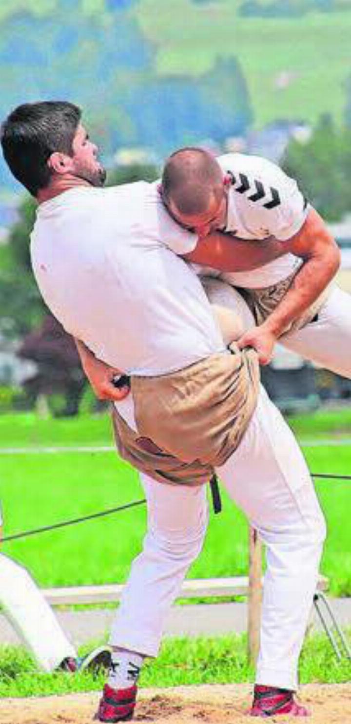 Joel Meier (rechts) blieb im Schlussgang am St. Galler Nationalturntag in Benken chancenlos gegen den Zürcher Jeremy Vollenweider. Bild: wr