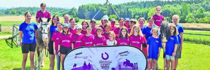 Ein Gruppenfoto – Klein und Gross genoss die Zeit auf dem Litzihof. Bild: zg