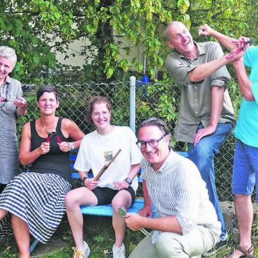 Schluss mit «weg damit» - Luana Bonetti (Dritte von links) freut sich über den neuen Vorstand mit Sabina Brühlmann (links), Corinne Zahnd, Stefan Oehrli, Jan Illing und Peter Flick. Bild: Susanne Schild
