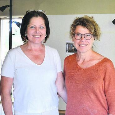 Wie in einer WG auf Zeit - Renate Lerch (rechts) und Künstlerin Claudia Bucher aus Boswil. Bild: ake