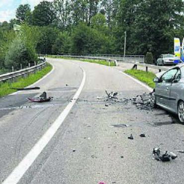 Unfall fordert zwei Verletzte - Bei beiden Fahrzeugen entstand hoher Sachschaden. Bild: pz