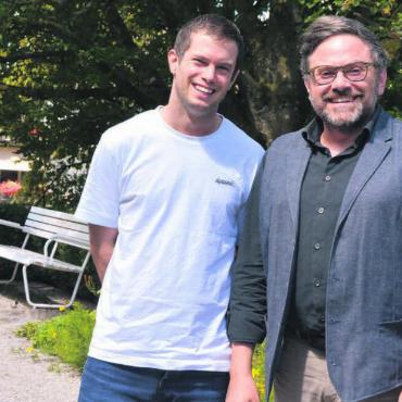 Wie zwei unterschiedliche Beizen - Sie reden über Gemeinsamkeiten und Gegensätze ihrer Kirchen: Philip Nussbaumer (Evangelische Gemeinde, links) und Karl Scholz (katholische Kirche). Bild: Annemarie Keusch