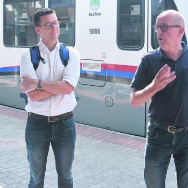 Bahnhofsgebäude muss weichen - Petitionär Thomas Fischer (links) hatte Aargau Verkehr AG (AVA)-Pressesprecher Michael Briner (Mitte) und den stellvertretenden AVA-CEO Mathias Grünenfelder eingeladen, um die neuesten Informationen zu den Bauten am Bahnhof Bremgarten zu erfahren. Bild: Roger Wetli