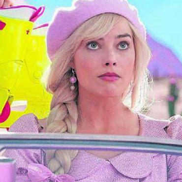 Buntes, Bombastisches und Altbekanntes - In «Barbie» kriegt die perfekte pinke Barbie-Welt so langsam, aber sicher Risse und Barbie muss sich der Realität stellen. Bilder: zg