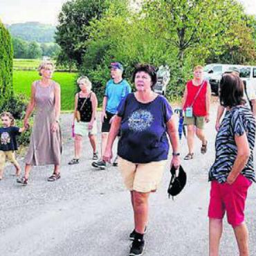 Spannende Dorfgeschichten - Die Teilnehmenden genossen den Rundgang durch Rottenschwil. Bilder: zg
