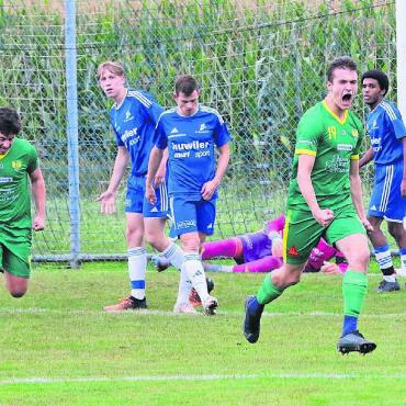 Goliath verprügelt David - Daniil Kaban (Nummer 19) bejubelt mit Moreno Cincera (15) und Mattia Bochicchio (8) das frühe Tor zum 1:0. Die Sarmenstorfer kassieren danach vier weitere Gegentreffer. Bilder: Josip Lasic