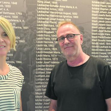 Die echten, wahren Geschichten - Nicole Laubacher und Christoph Zurfluh vor der Liste jener, die auswanderten. Bild: ake