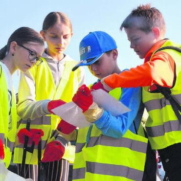 Für ein sauberes Dorf - Teampower: Aniku Hilfiker, Vildane Memishi, Ilias Anderhub und Janik Lanz (von links) eruieren ihre Route. Bilder: Celeste Blanc