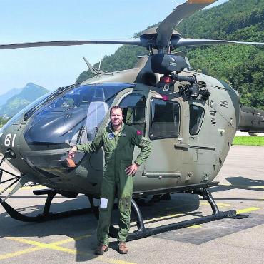«Man muss es im ‹Födli› haben» - Kommandant Thomas Hügli vor seinem EC-635-Helikopter. Seit 18 Jahren ist er Pilot. Für ihn der beste Beruf auf der Welt. Bild: zg