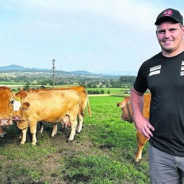 Mehr Zeit mit Liebling Elsi - Er startet in diesen Tagen die Ausbildung zum Landwirt: «Bauer ist mein Traumjob», sagt Joel Strebel. Bilder: Stefan Sprenger / Freshocus
