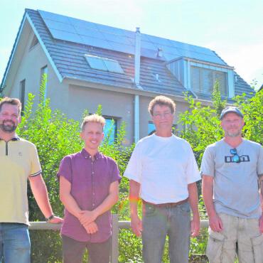 Bewusstsein steigt frappant - Sie freuen sich über den Erfolg von MuriSolar, von links: Jeannine und Pascal Hobus (Bauherrschaft), Andreas Leuppi (Muri Energie Forum), Peter Flick (Muri Energie Forum), Res Strebel (S & S Solaranlagen GmbH) und Stefan Staubli (Muri Energie Forum). Bild: Annemarie Keusch