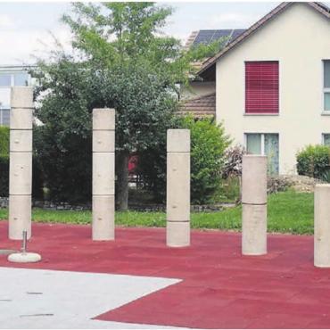 Für jede Klasse eine Säule - Dem Künstler Marcel Leuba war es wichtig, dass seine Kunstwerke bespielbar und anfassbar sind. Bilder: Susanne Schild / zg