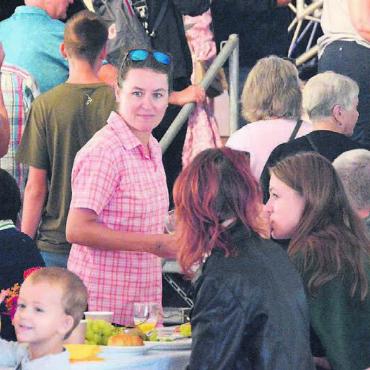 Strapazen gemeinsam weggefeiert - Zusammen liess man das Fest ausklingen: Über 350 Teilnehmende brunchten am Sonntagmorgen gemeinsam. Bilder: Celeste Blanc