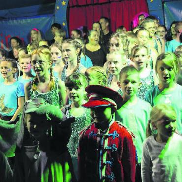 Vom Zirkus in die Ferien - Rund hundert Schülerinnen und Schüler zeigten in verschiedensten Rollen in der Manege ihr Können. Bilder: Annemarie Keusch