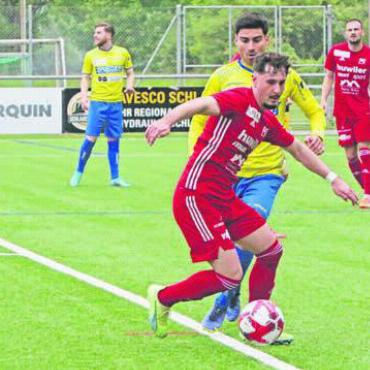 Bereits im Abstiegskampf - Eduard Nikolla (Mitte) und der FC Muri starten in die neue Saison. Bild: jl