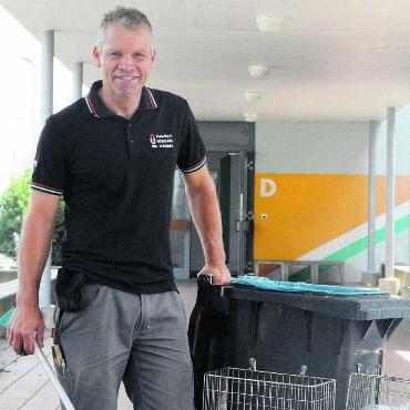 Ein Mann für alle Fälle - Hauswart Adrian Suter liebt seine Arbeit. «Ich würde den Weg immer wieder gehen.» Bild: Celeste Blanc