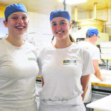 Mit Schwingbesen im Gepäck - Für einen Monat üben Thalia Huber (links) und Sina Käppeli ihren Beruf in der Hauptstadt von Ruanda aus. Bild: Annemarie Keusch