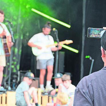 Tanzend den Regen bekämpft - Ein Bild für die Erinnerung von Tobias Jensen und Band.