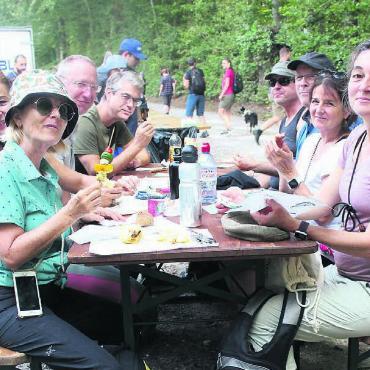Spaziergang der besonderen Art - Geselliges Beisammensein beim Mittagessen in Auw. Bilder: gro