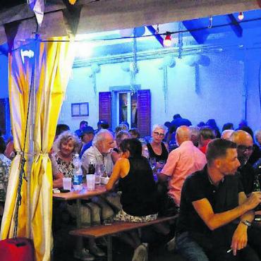 «UsZyt» in Griechenland - Bis spät in die Nacht hinein geniessen die Besucherinnen und Besucher das griechische Flair auf dem Sodhof. Bild: zg