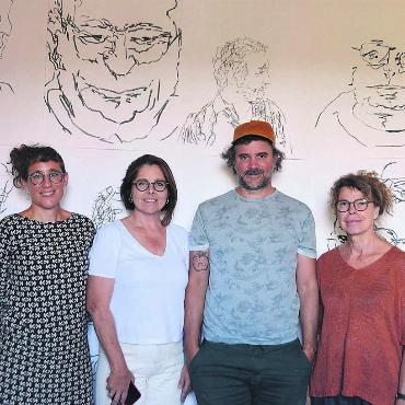Wie in einer WG auf Zeit - Ein Teil des Kollaborativs vor der Wand mit Claudia Buchers anverwandelten Porträtskizzen, von links: Jaël Lohri, Claudia Bucher, Andreas Bächli und Renate Lerch. Bild: Annemarie Keusch